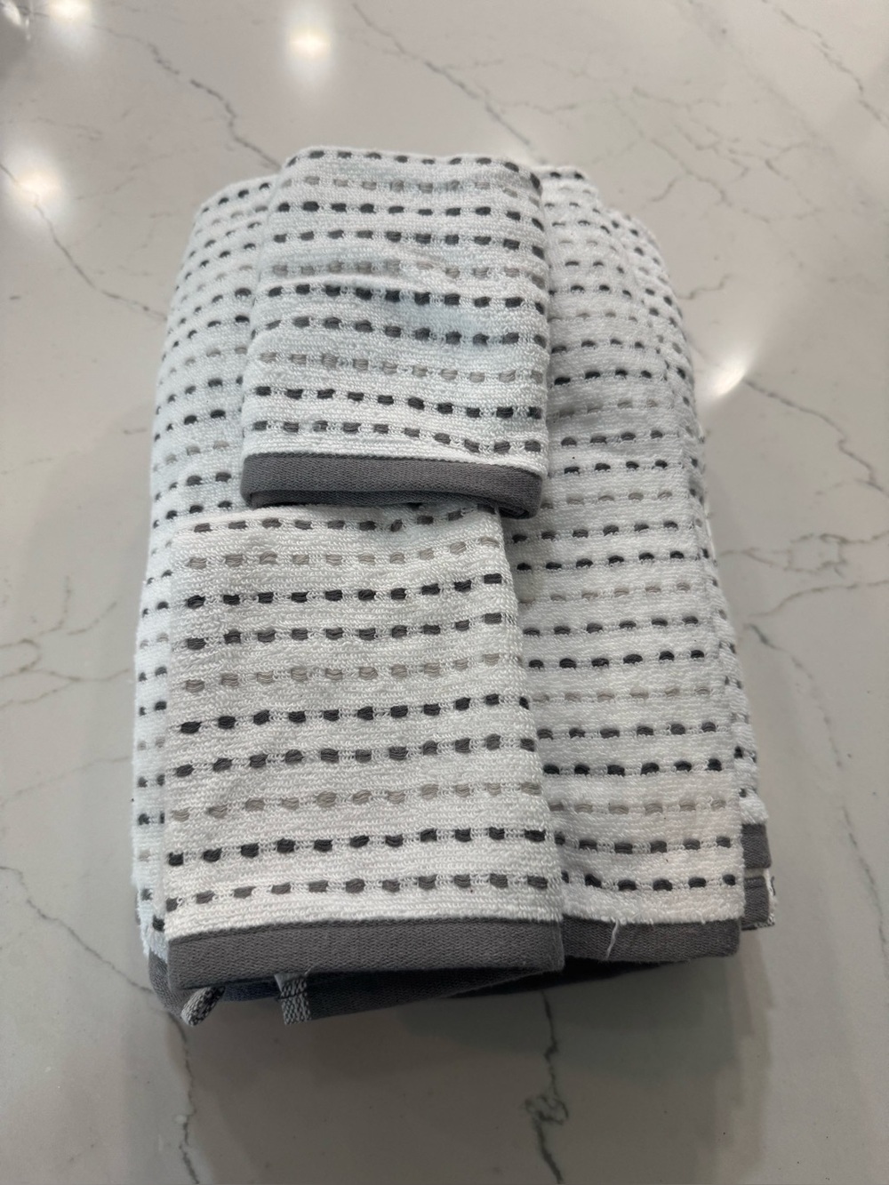 Caro Home 6 Piece Towels Set- White & Gray New without tags